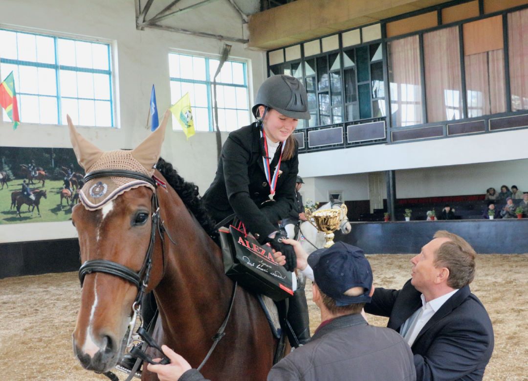 С. В. Кизенёк вручает приз за 1-е место