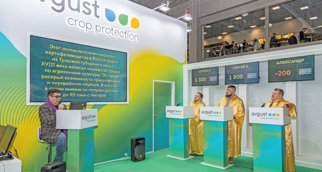 Ведущий НТВ П. Кулешов с участниками викторины «Свой картофель»