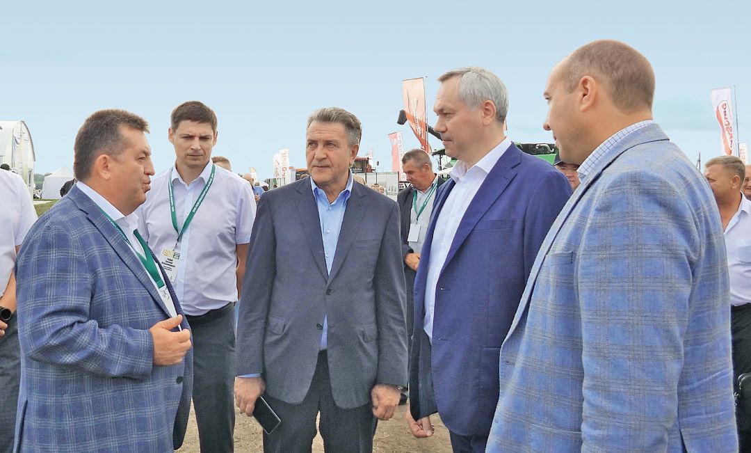 День поля Новосибирской области-2024, второй справа – губернатор региона А. А. Травников День поля Новосибирской области-2024, второй справа – губернатор региона А. А. Травников
