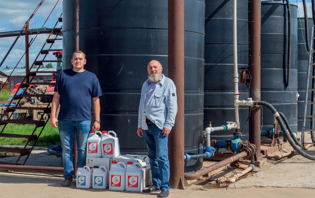 А. Ф. Скворцов и менеджер-технолог «Августа» Д. Н. Дергунов (слева) у растворного узла