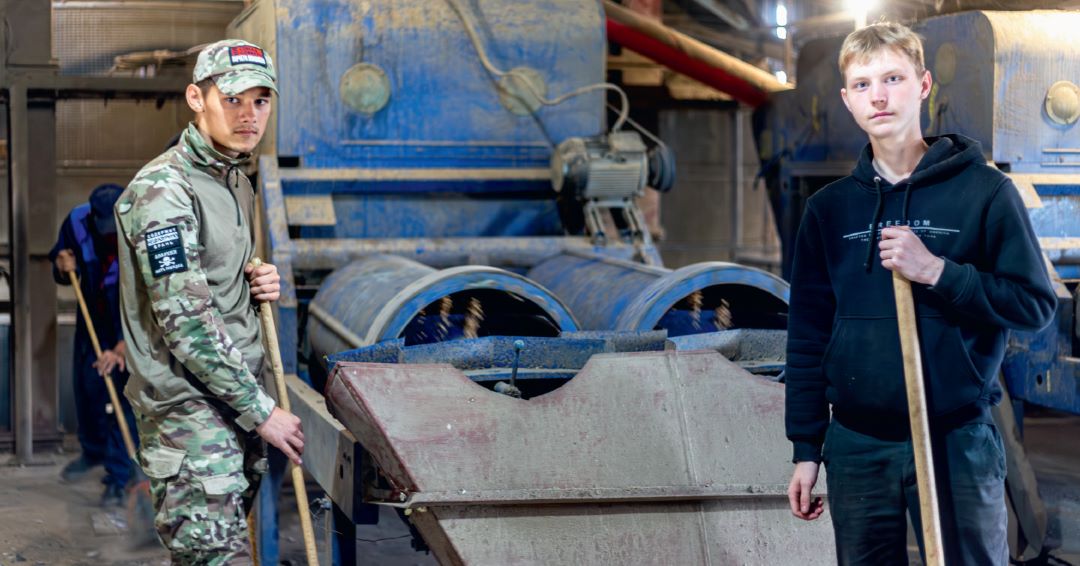 Студенты, работающие в цеху зерноочистки