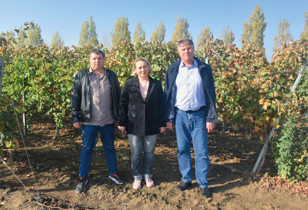 Справа налево: Н. В. Пономарев, И. Н. Щиренко и менеджер по ключевым клиентам «Августа» С. И. Соловьев